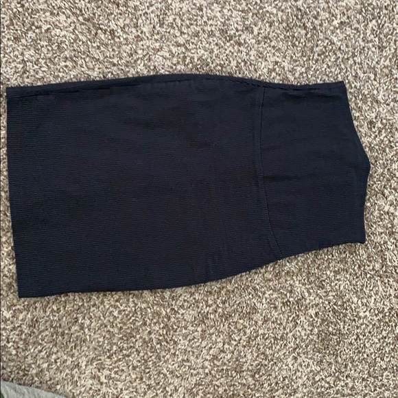 Black stripe  below knew skirt stretchy material - Picture 2 of 3